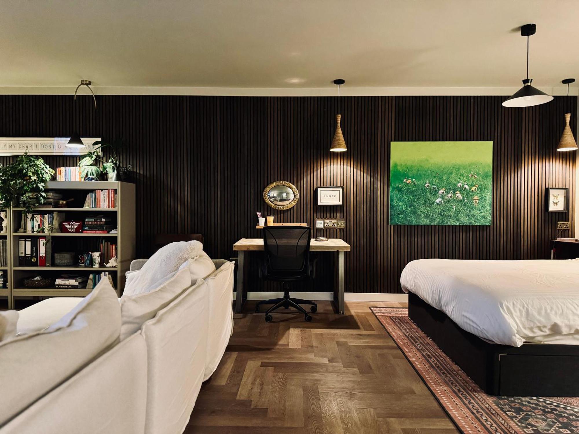 Stunning Designer House, Fantastic Location - Homehost